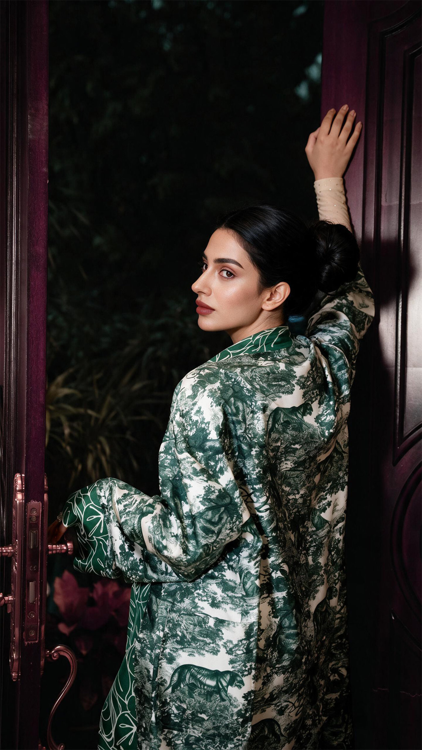 Profile at the aubergine door, sleeve detail